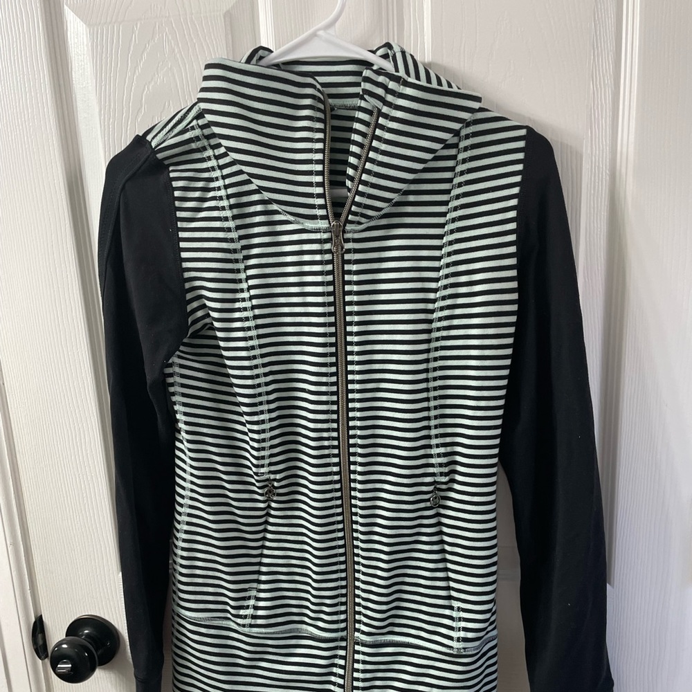 Size 4 Lululemon Daily Yoga jacket